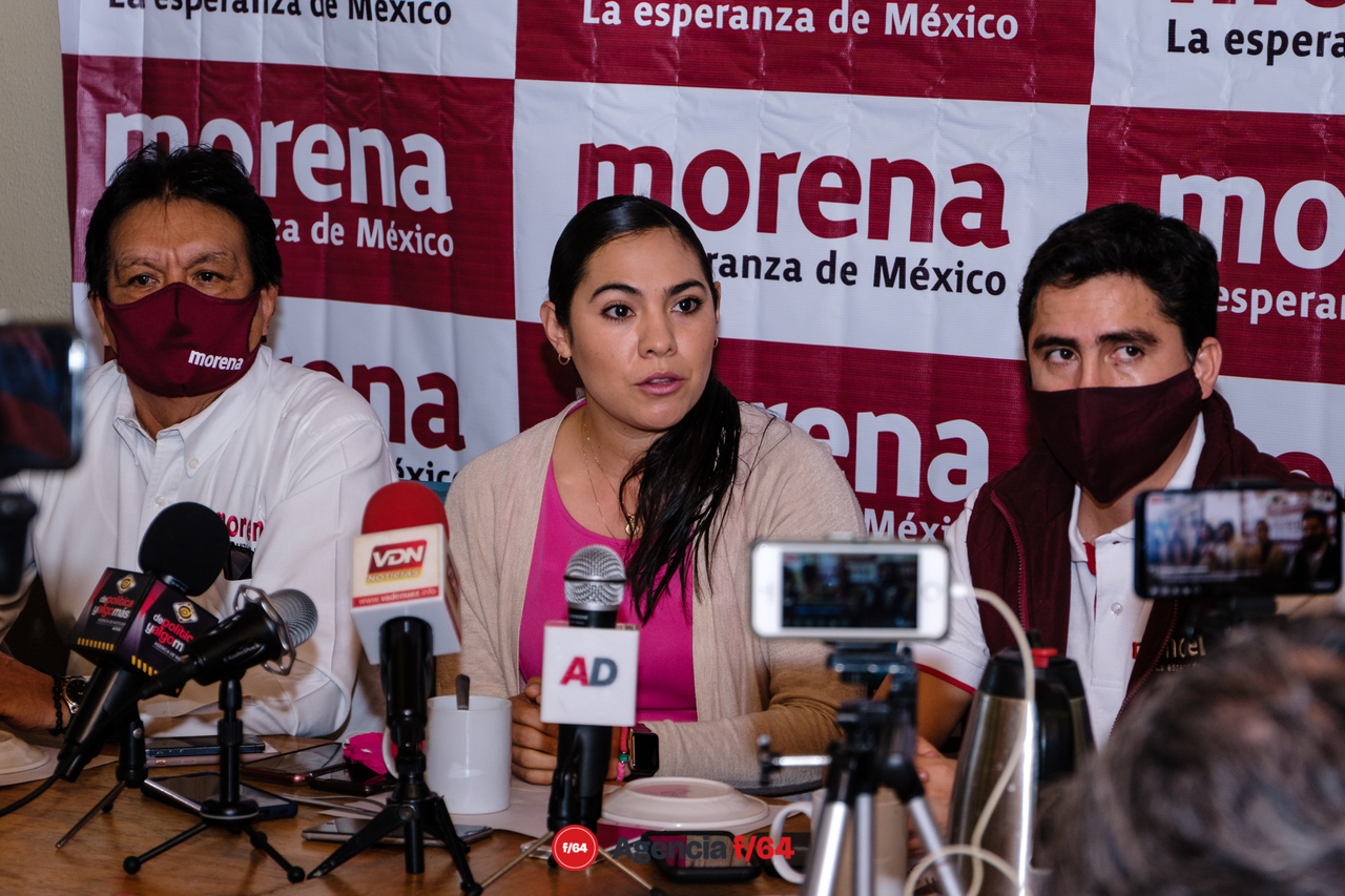 Sobre los cuestionamientos a desvíos de fondos de los programas sociales para construir su plataforma, Vizcaíno indicó que quienes cuestionan tienen un desconocimiento de cómo es que funcionan, ya que según lo describió, en oficinas centrales es donde se decide quién recibe el apoyo y en su momento como delegada federal entregó las tarjetas bancarias que los beneficiarios utilizan para recibir su dinero sin que haya manos intermedias.