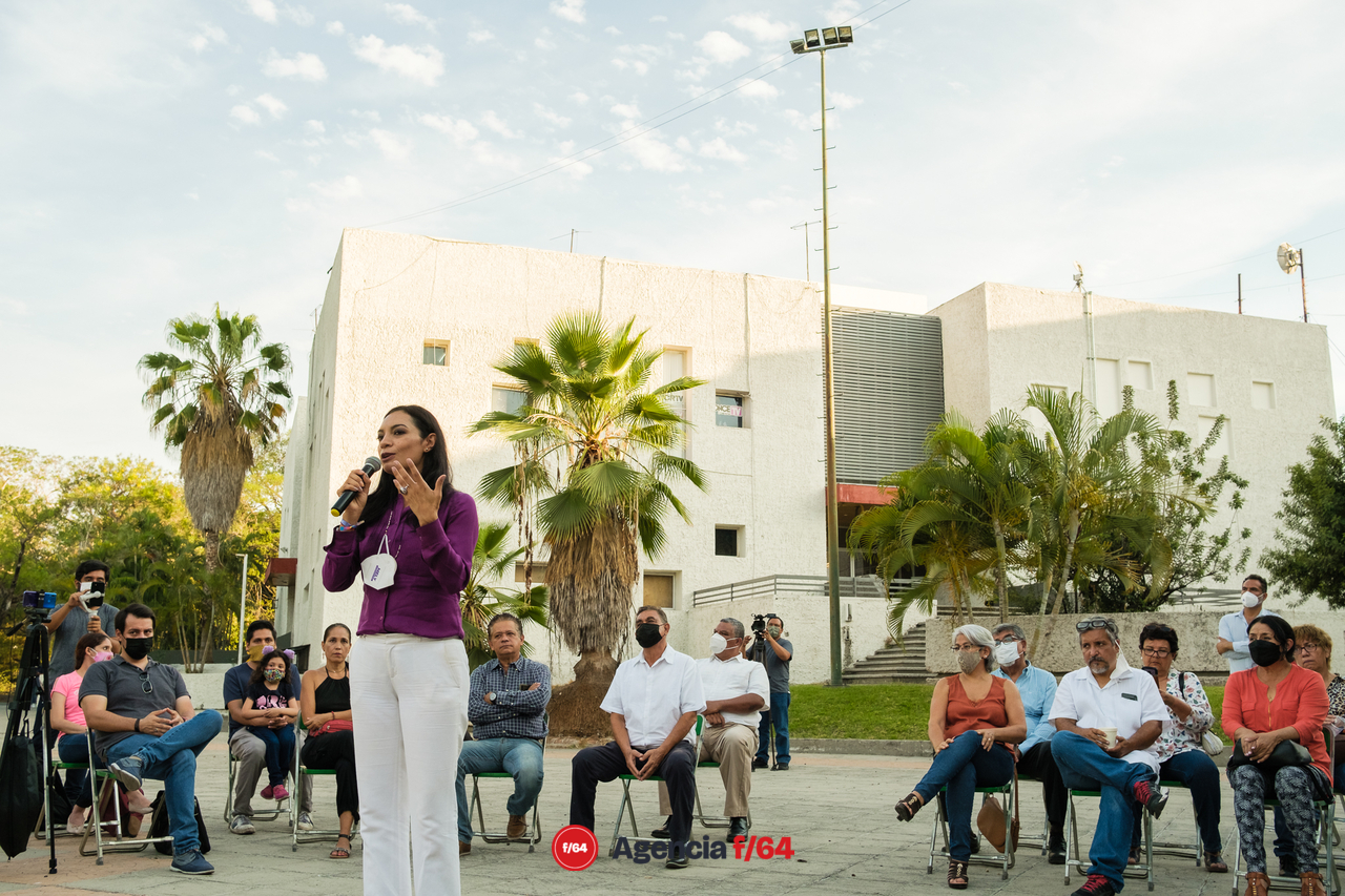 Mely Romero se reúne con artistas