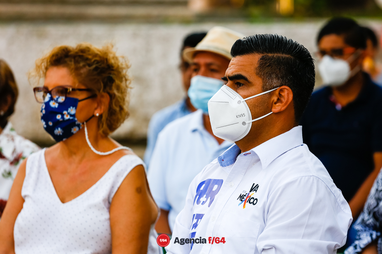 En el evento estuvo acompañada de Riult Rivera, candidato a Diputado Federal en el distrito 1 de la coalición "Vá por Colima".