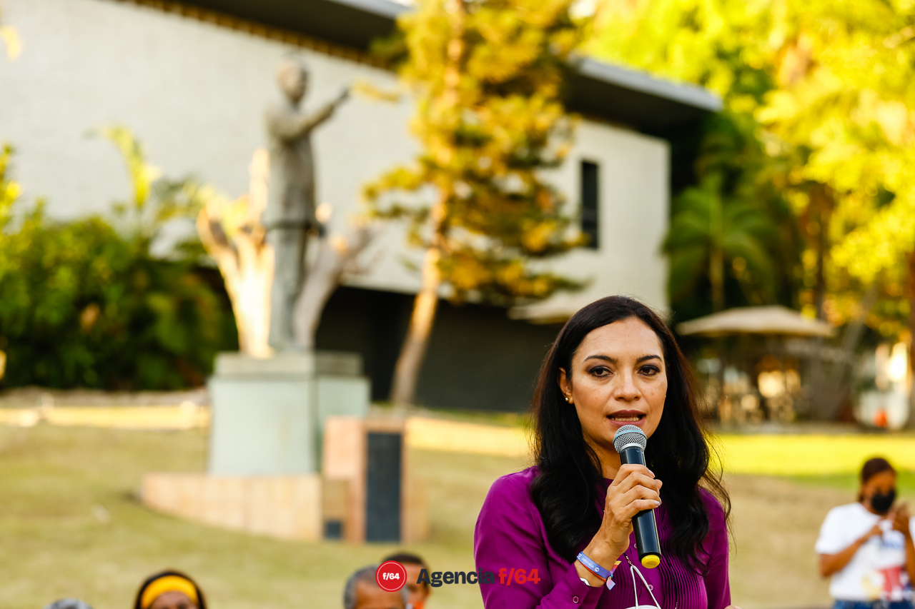 Mely Romero, candidata a la gubernatura del Estado de Colima, se reunió con artistas y artesanos del Estado para escuchar de los problemas que enfrenta la comunidad artística en el Estado y presentarles su propuesta en caso de lograr la gubernatura este próximo mes de junio.