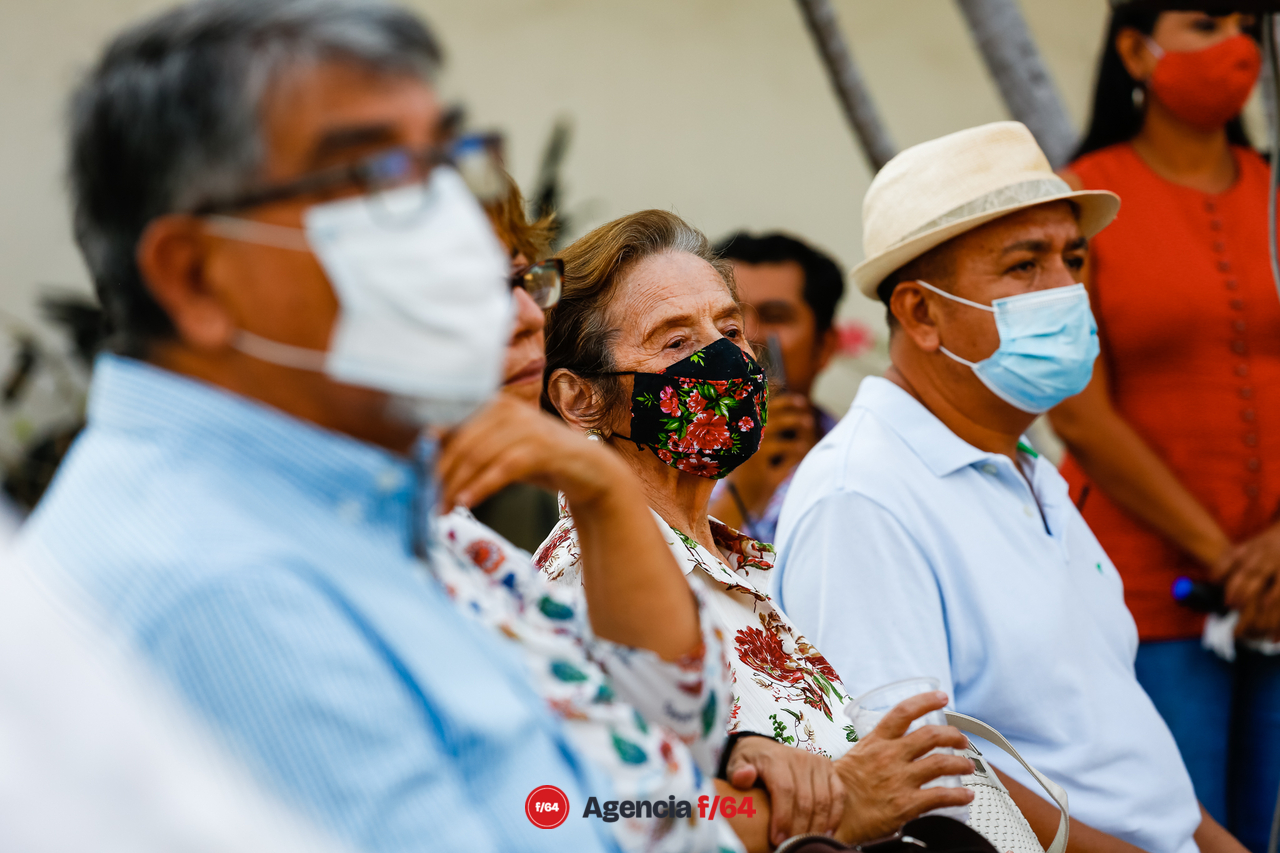 Mely Romero, candidata a la gubernatura del Estado de Colima, se reunió con artistas y artesanos del Estado para escuchar de los problemas que enfrenta la comunidad artística en el Estado y presentarles su propuesta en caso de lograr la gubernatura este próximo mes de junio.