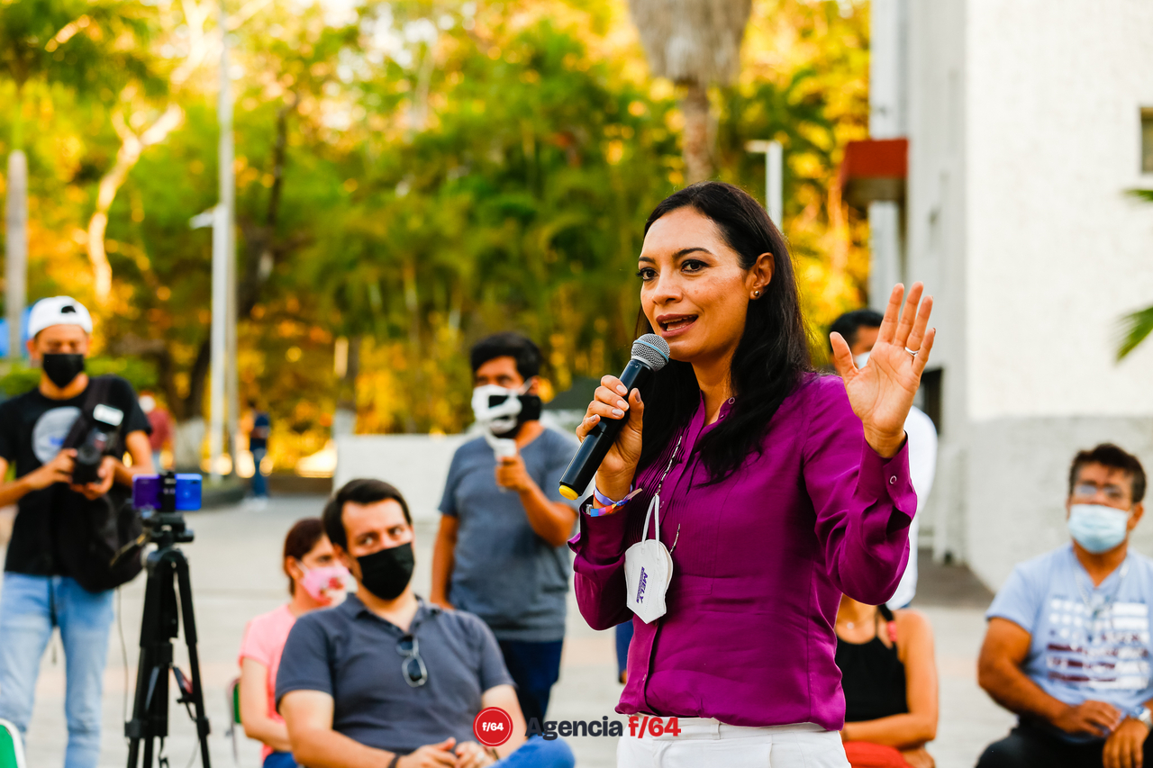 Mely Romero, candidata a la gubernatura del Estado de Colima, se reunió con artistas y artesanos del Estado para escuchar de los problemas que enfrenta la comunidad artística en el Estado y presentarles su propuesta en caso de lograr la gubernatura este próximo mes de junio.