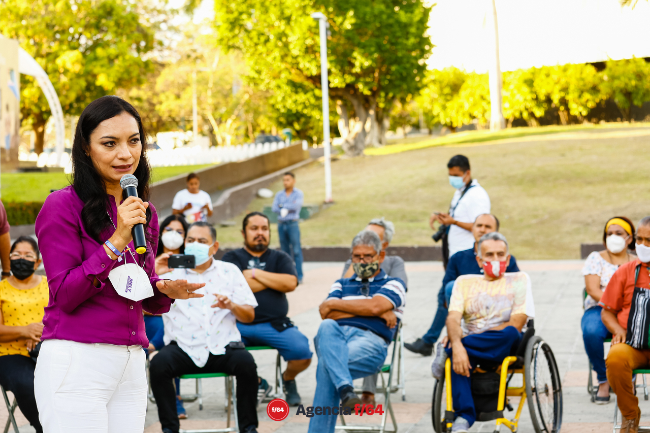 Mely Romero, candidata a la gubernatura del Estado de Colima, se reunió con artistas y artesanos del Estado para escuchar de los problemas que enfrenta la comunidad artística en el Estado y presentarles su propuesta en caso de lograr la gubernatura este próximo mes de junio.
