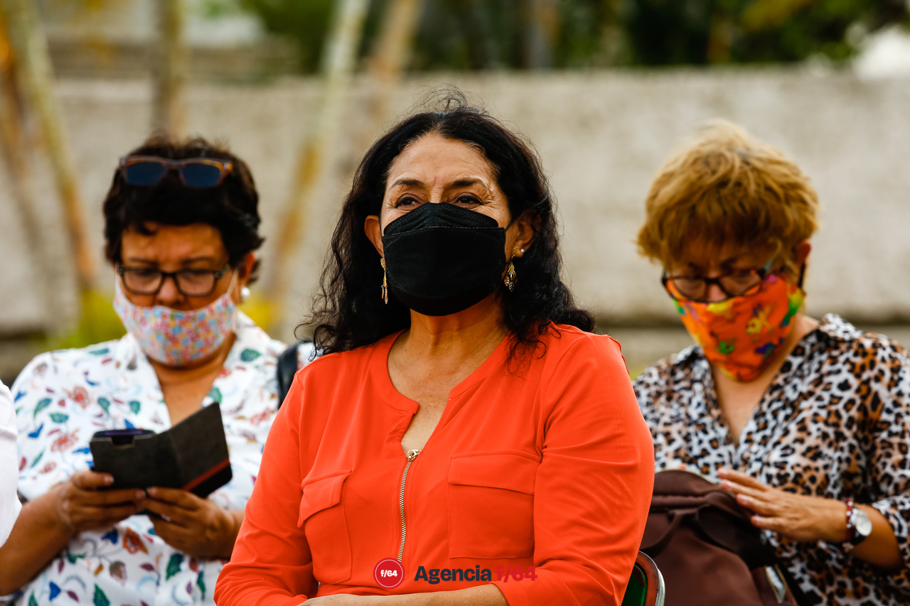 Mely Romero, candidata a la gubernatura del Estado de Colima, se reunió con artistas y artesanos del Estado para escuchar de los problemas que enfrenta la comunidad artística en el Estado y presentarles su propuesta en caso de lograr la gubernatura este próximo mes de junio.