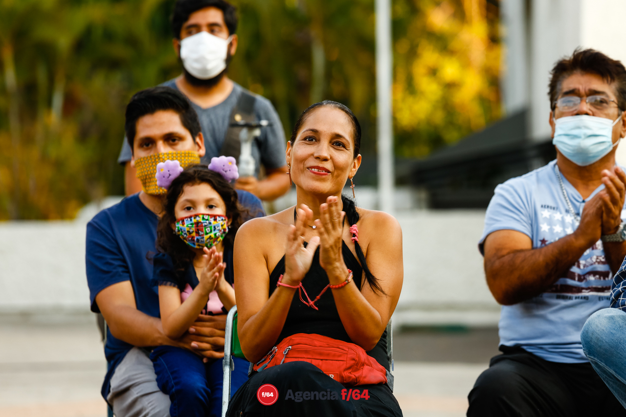 Mely Romero, candidata a la gubernatura del Estado de Colima, se reunió con artistas y artesanos del Estado para escuchar de los problemas que enfrenta la comunidad artística en el Estado y presentarles su propuesta en caso de lograr la gubernatura este próximo mes de junio.
