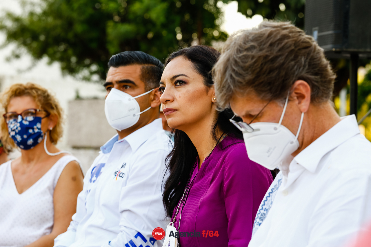 Mely Romero, candidata a la gubernatura del Estado de Colima, se reunió con artistas y artesanos del Estado para escuchar de los problemas que enfrenta la comunidad artística en el Estado y presentarles su propuesta en caso de lograr la gubernatura este próximo mes de junio.