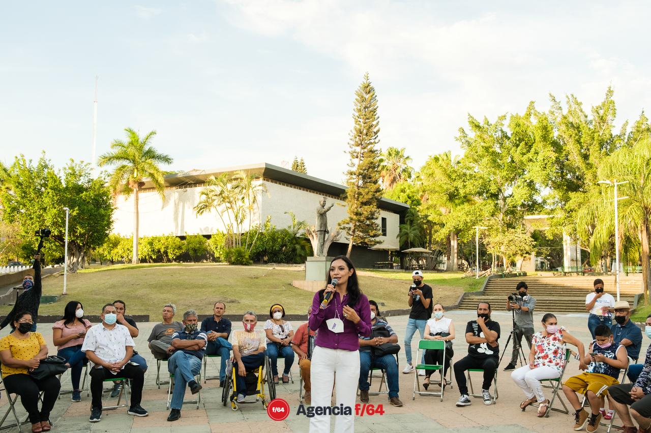 Mely Romero, candidata a la gubernatura del Estado de Colima, se reunió con artistas y artesanos del Estado para escuchar de los problemas que enfrenta la comunidad artística en el Estado y presentarles su propuesta en caso de lograr la gubernatura este próximo mes de junio.