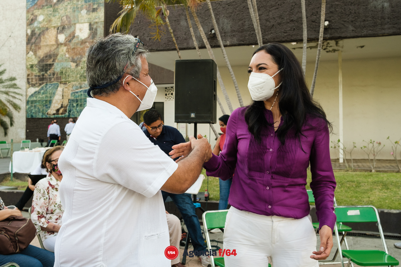 Mely Romero, candidata a la gubernatura del Estado de Colima, se reunió con artistas y artesanos del Estado para escuchar de los problemas que enfrenta la comunidad artística en el Estado y presentarles su propuesta en caso de lograr la gubernatura este próximo mes de junio.