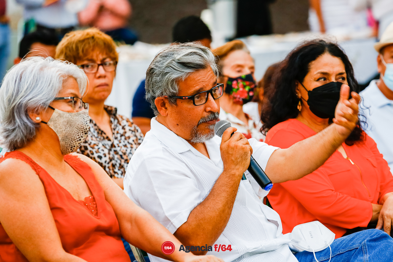 Mely Romero, candidata a la gubernatura del Estado de Colima, se reunió con artistas y artesanos del Estado para escuchar de los problemas que enfrenta la comunidad artística en el Estado y presentarles su propuesta en caso de lograr la gubernatura este próximo mes de junio.