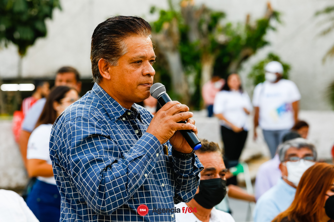 Mely Romero, candidata a la gubernatura del Estado de Colima, se reunió con artistas y artesanos del Estado para escuchar de los problemas que enfrenta la comunidad artística en el Estado y presentarles su propuesta en caso de lograr la gubernatura este próximo mes de junio.