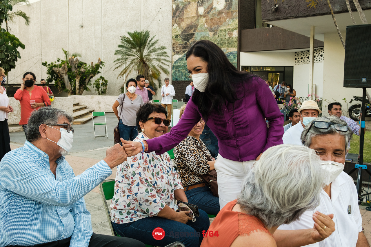 Mely Romero, candidata a la gubernatura del Estado de Colima, se reunió con artistas y artesanos del Estado para escuchar de los problemas que enfrenta la comunidad artística en el Estado y presentarles su propuesta en caso de lograr la gubernatura este próximo mes de junio.
