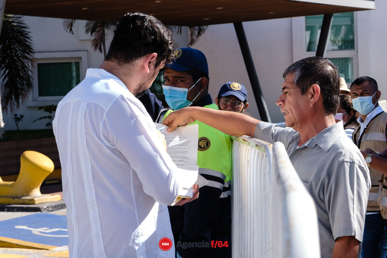 Entrega de cartas con peticiones.