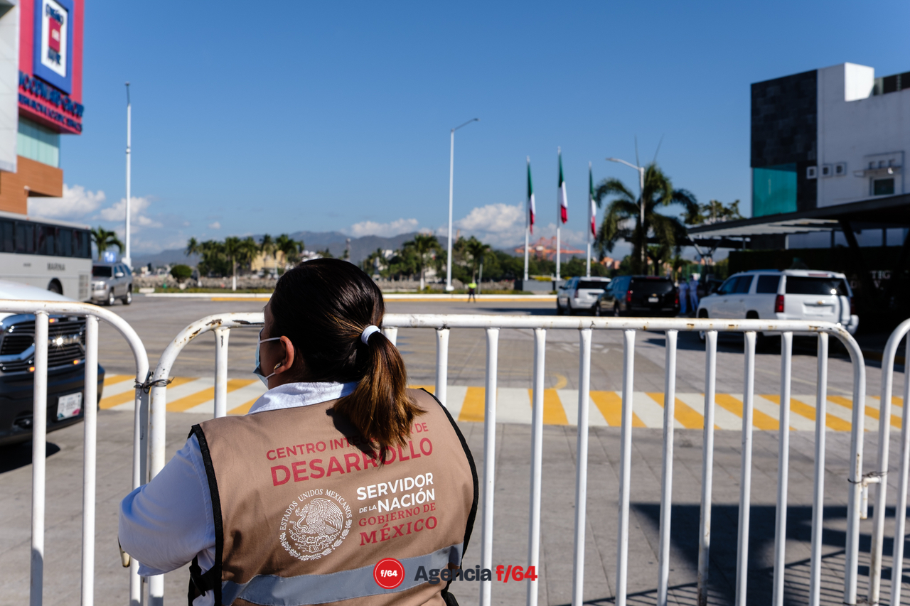 De todo el Estado de Colima llegaron los Servidor de la Nación para hacer vallas para el presidente Obrador.
