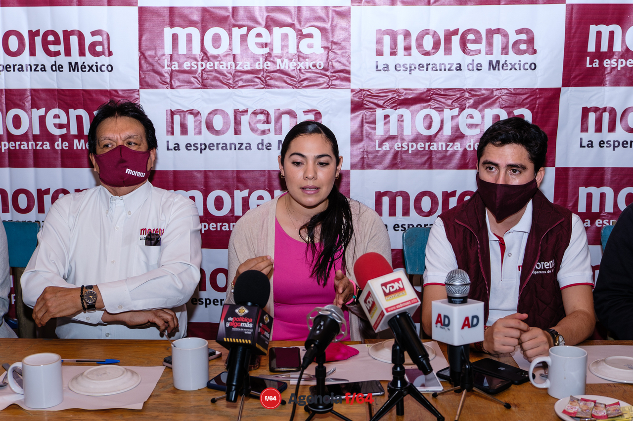 Indira Vizcaíno pre-candidata de Morena a la Gobernatura, Vladimir Parra diputado estatal y Sergio Jiménez dirigente estatal de Morena en rueda de prensa. 