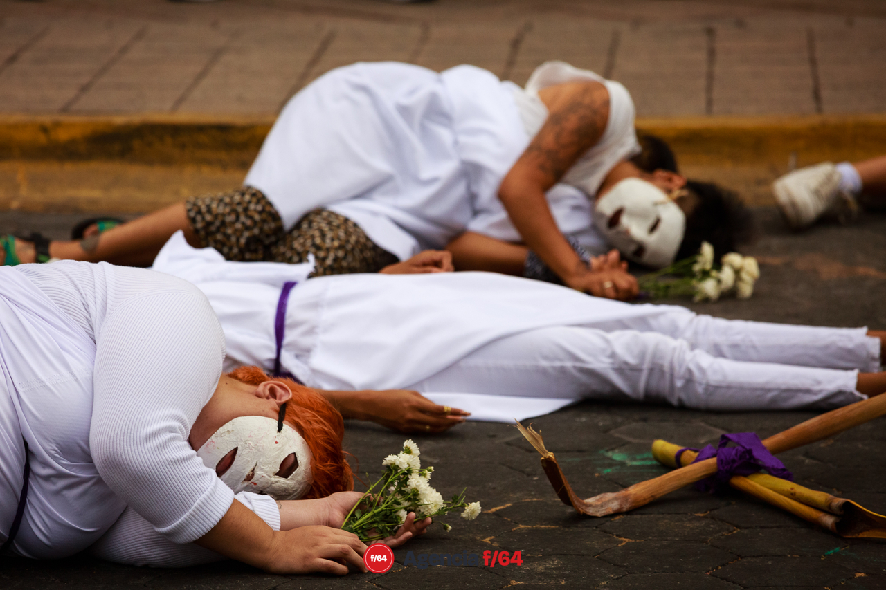 Nuevamente adolescentes y jóvenes toman las calles del Centro de Colima para exigir justicia por el feminicidio de Julissa, ocurrido el 5 de Mayo.