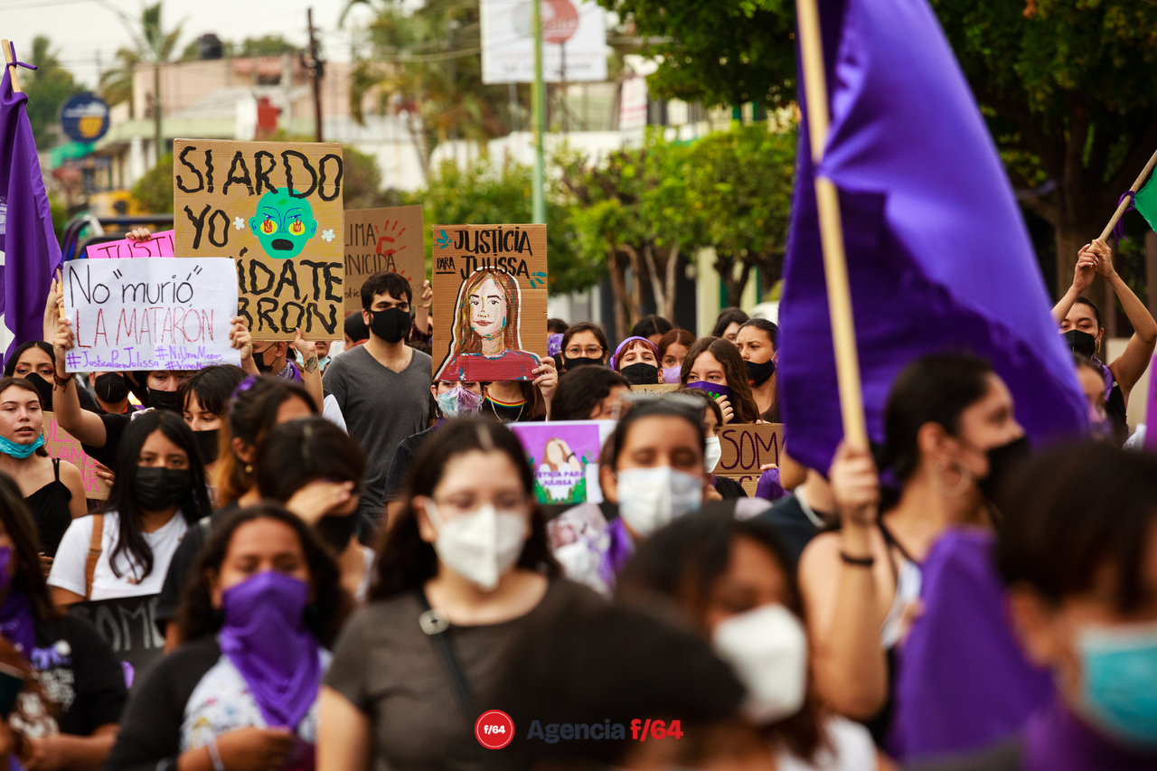 Nuevamente adolescentes y jóvenes toman las calles del Centro de Colima para exigir justicia por el feminicidio de Julissa, ocurrido el 5 de Mayo.