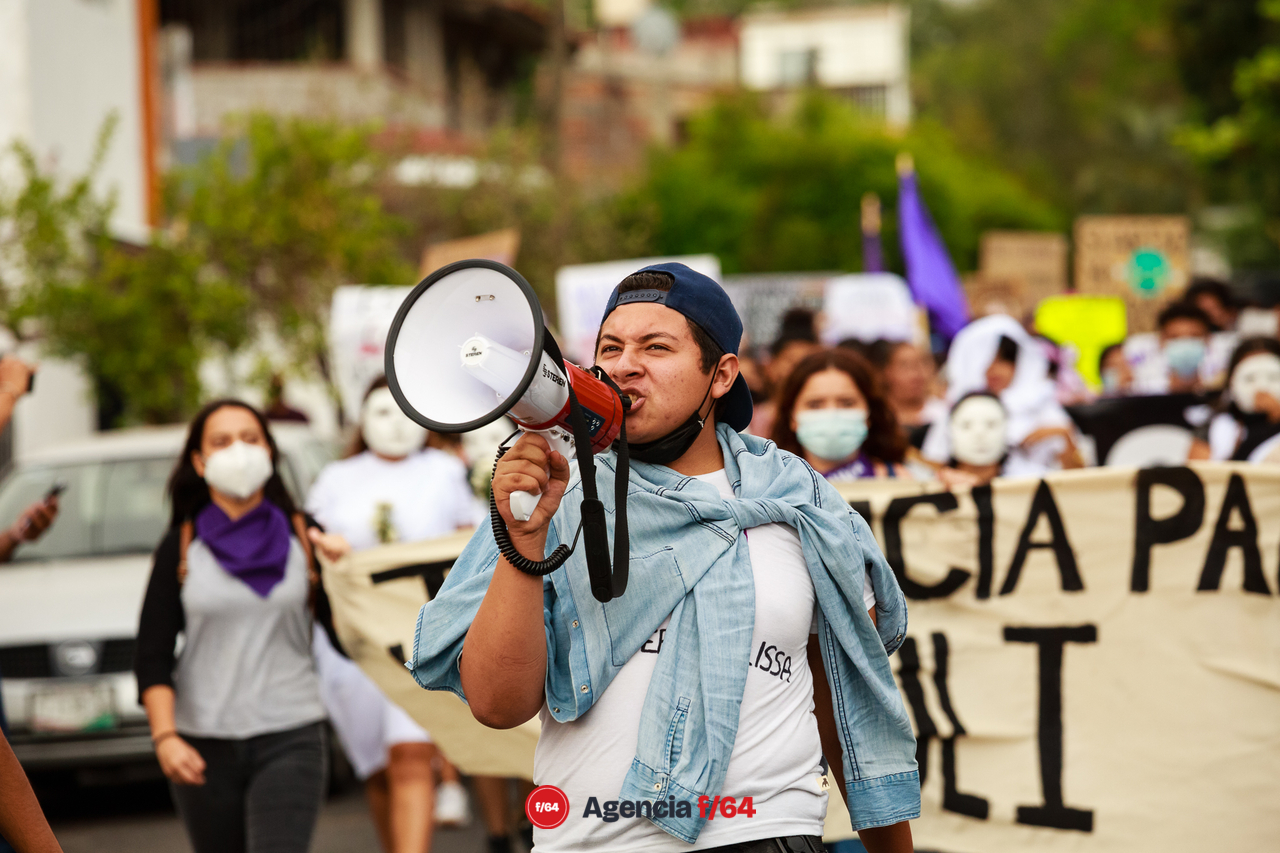Nuevamente adolescentes y jóvenes toman las calles del Centro de Colima para exigir justicia por el feminicidio de Julissa, ocurrido el 5 de Mayo.