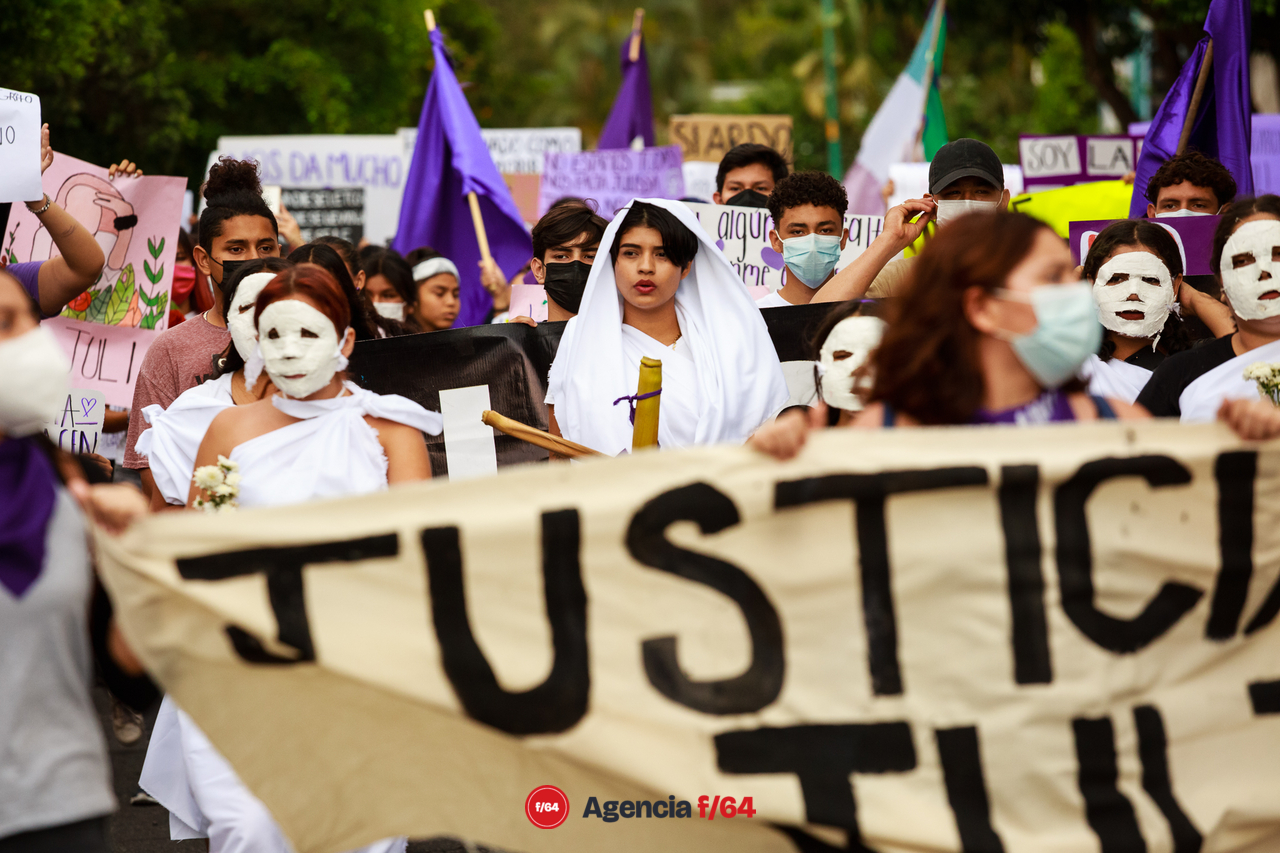Nuevamente adolescentes y jóvenes toman las calles del Centro de Colima para exigir justicia por el feminicidio de Julissa, ocurrido el 5 de Mayo.