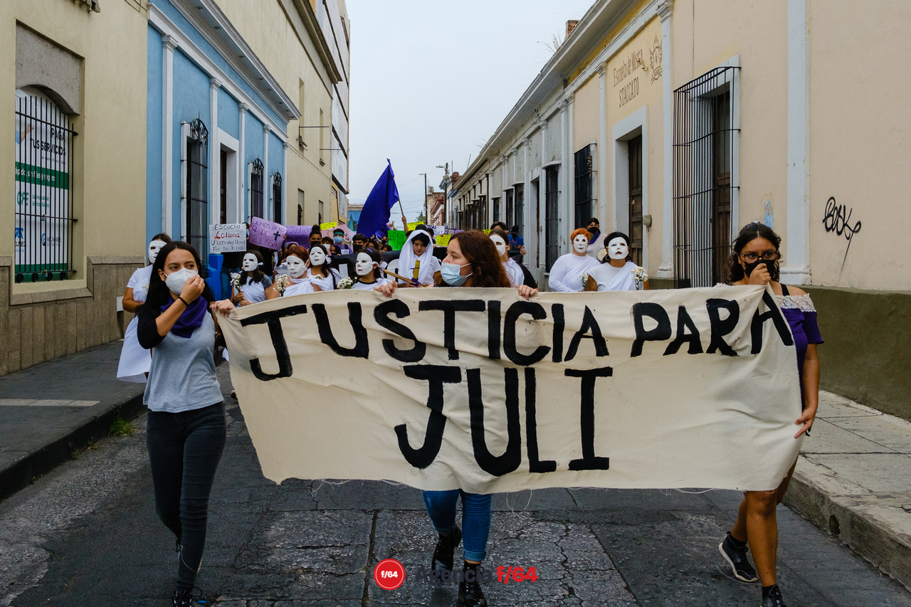 Nuevamente adolescentes y jóvenes toman las calles del Centro de Colima para exigir justicia por el feminicidio de Julissa, ocurrido el 5 de Mayo.