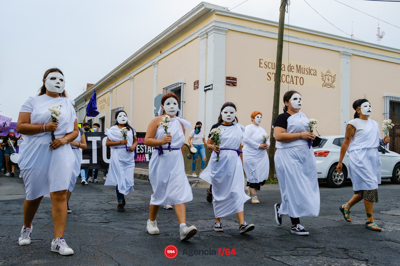 Nuevamente adolescentes y jóvenes toman las calles del Centro de Colima para exigir justicia por el feminicidio de Julissa, ocurrido el 5 de Mayo.