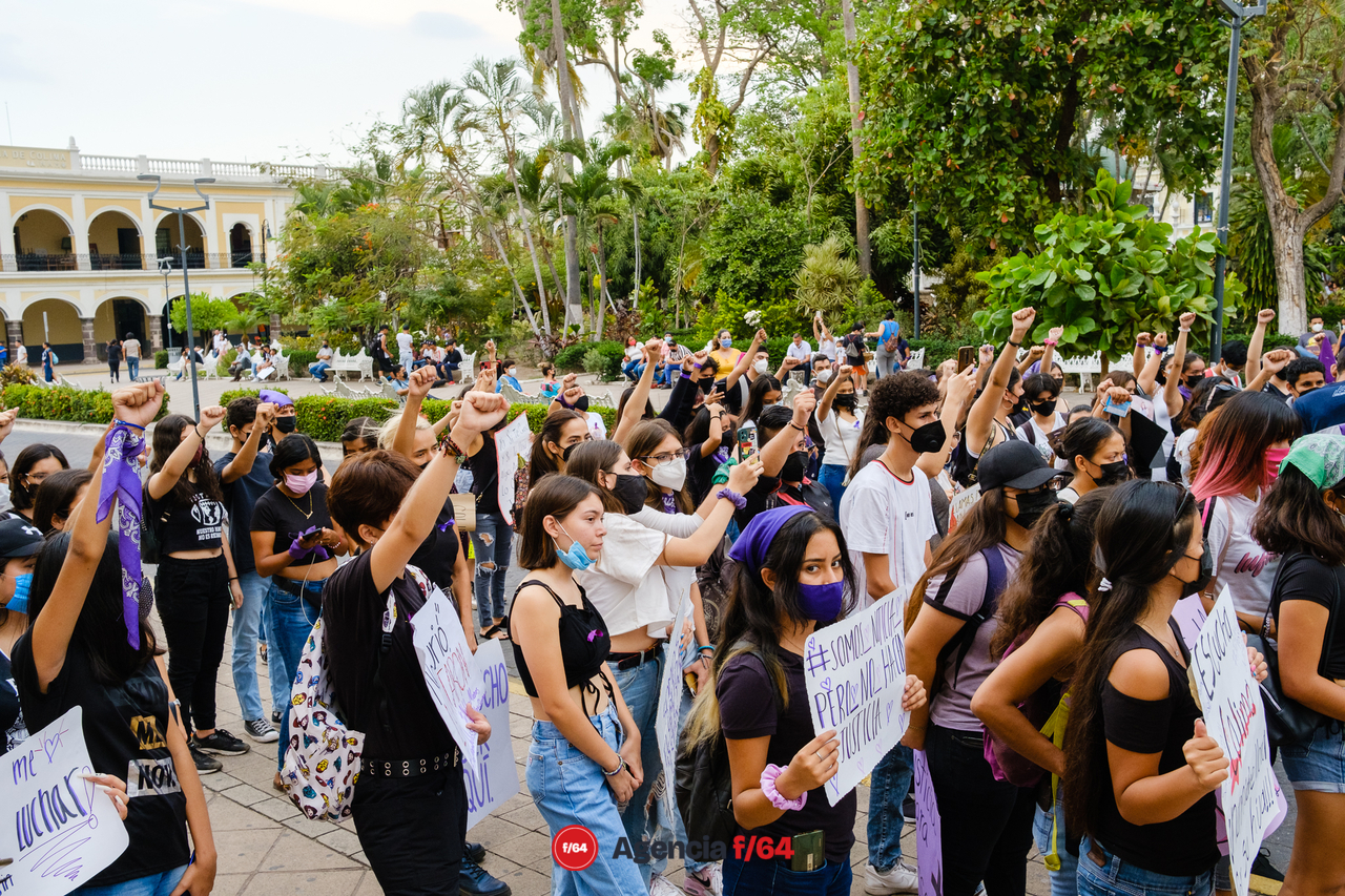 Nuevamente adolescentes y jóvenes toman las calles del Centro de Colima para exigir justicia por el feminicidio de Julissa, ocurrido el 5 de Mayo.