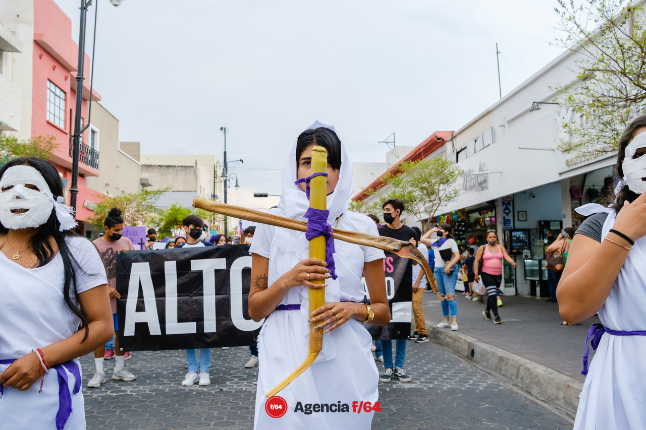 Nuevamente adolescentes y jóvenes toman las calles del Centro de Colima para exigir justicia por el feminicidio de Julissa, ocurrido el 5 de Mayo.