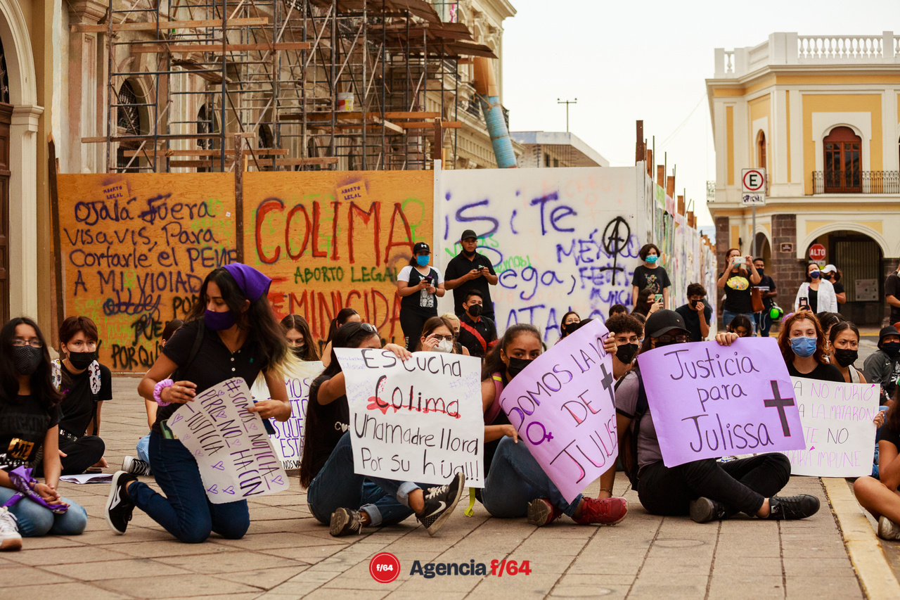 Nuevamente adolescentes y jóvenes toman las calles del Centro de Colima para exigir justicia por el feminicidio de Julissa, ocurrido el 5 de Mayo.
