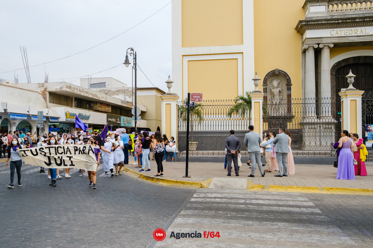 Nuevamente adolescentes y jóvenes toman las calles del Centro de Colima para exigir justicia por el feminicidio de Julissa, ocurrido el 5 de Mayo.