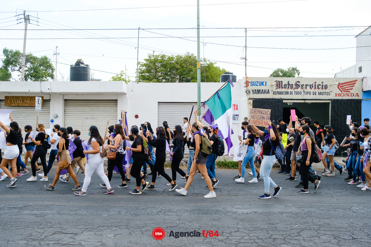 Nuevamente adolescentes y jóvenes toman las calles del Centro de Colima para exigir justicia por el feminicidio de Julissa, ocurrido el 5 de Mayo.