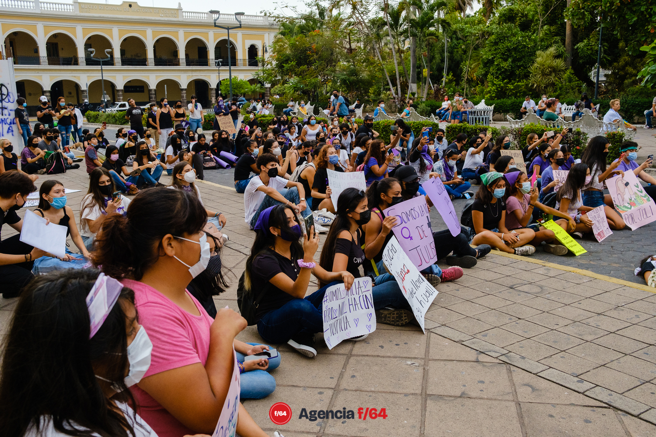 Nuevamente adolescentes y jóvenes toman las calles del Centro de Colima para exigir justicia por el feminicidio de Julissa, ocurrido el 5 de Mayo.