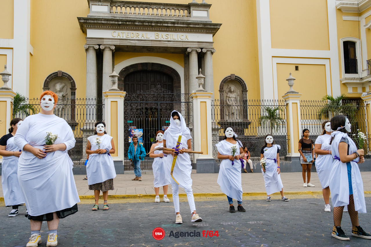 Nuevamente adolescentes y jóvenes toman las calles del Centro de Colima para exigir justicia por el feminicidio de Julissa, ocurrido el 5 de Mayo.