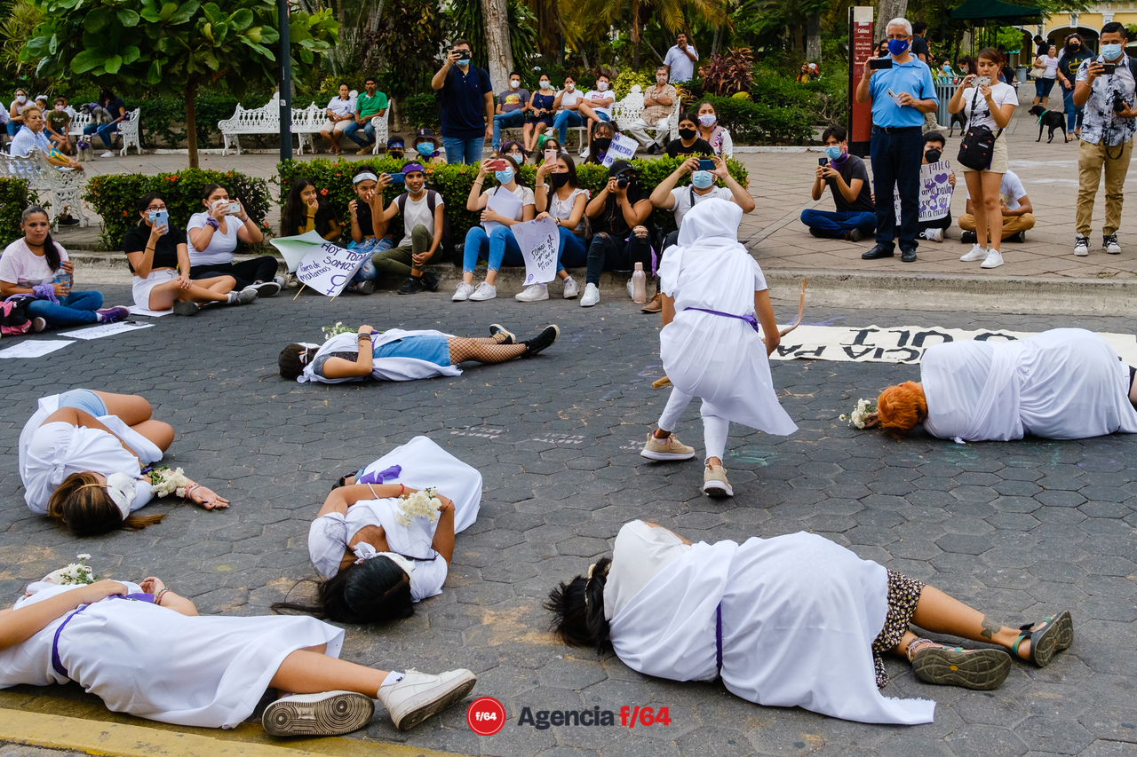 Nuevamente adolescentes y jóvenes toman las calles del Centro de Colima para exigir justicia por el feminicidio de Julissa, ocurrido el 5 de Mayo.