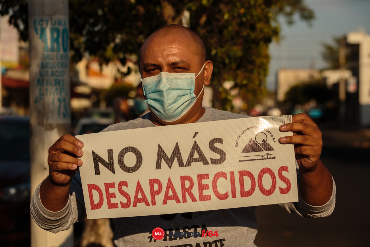 Red de Desaparecidos Colima AC realiza pega de calcas en La Villa