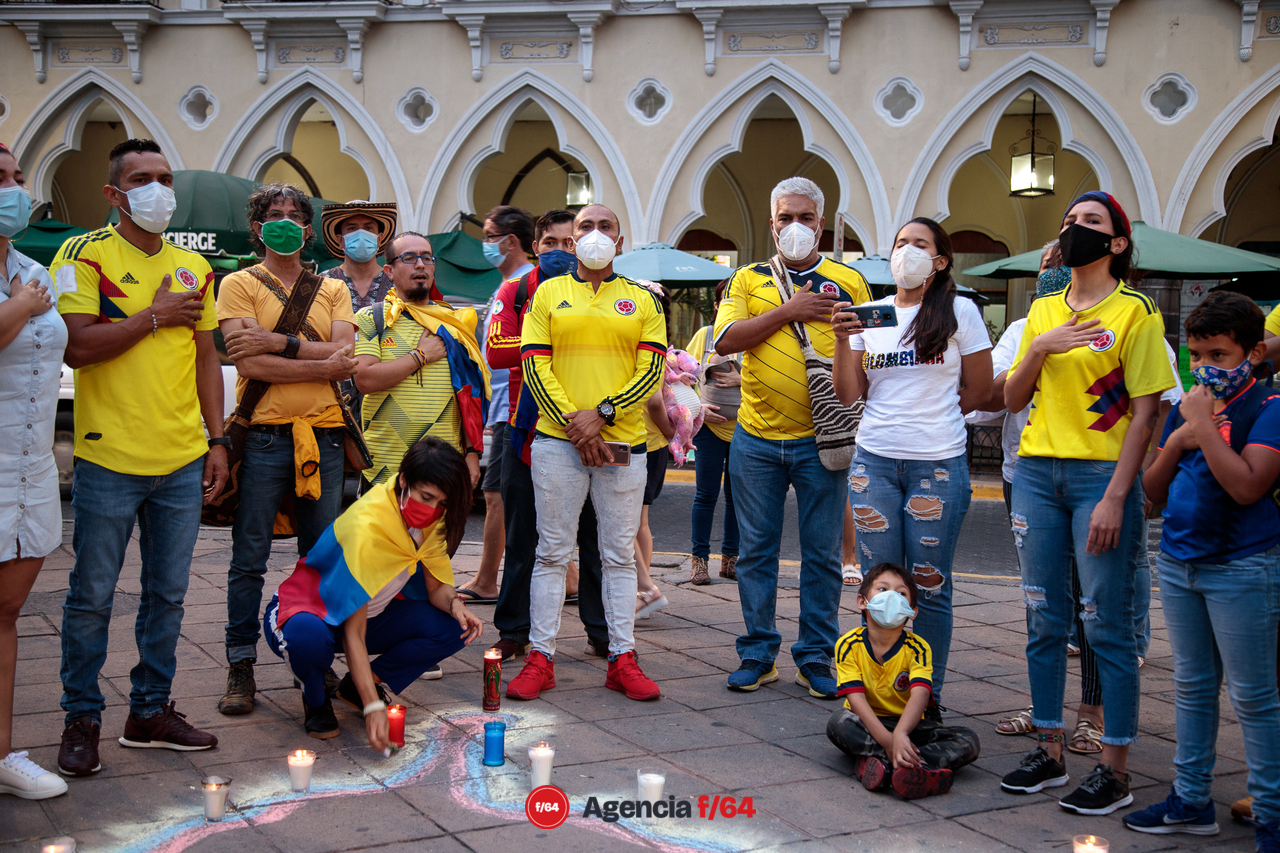 Durante la entonación del Himno Nacional de Colombia.