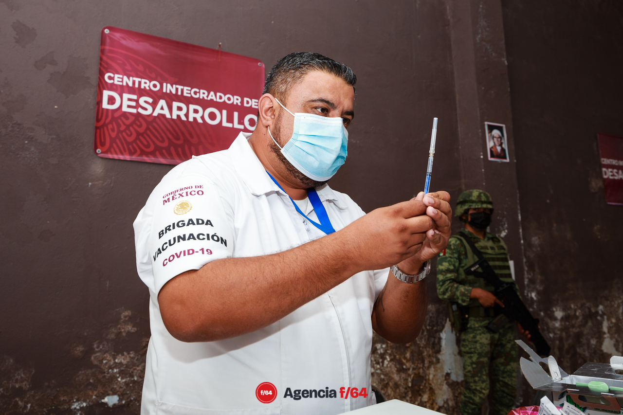 Enfermeras y enfermeros del sector Salud del Estado de Colima que han trabajado en la vacunación contra COVID-19.