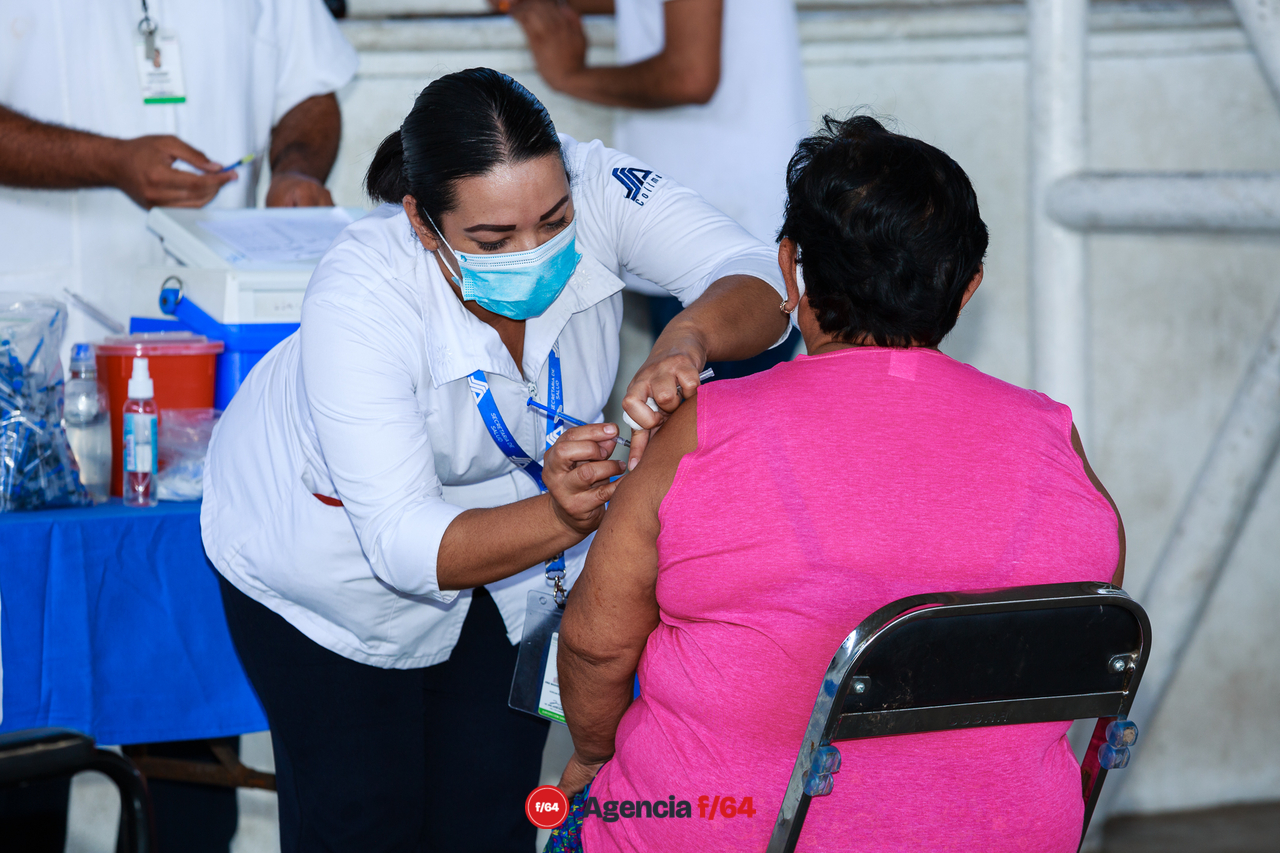 Enfermeras y enfermeros del sector Salud del Estado de Colima que han trabajado en la vacunación contra COVID-19.