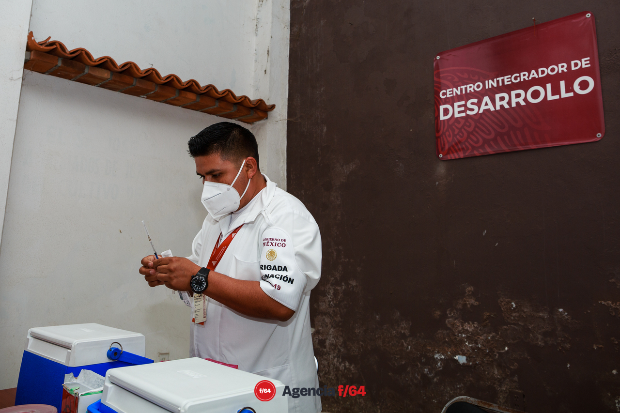 Enfermeras y enfermeros del sector Salud del Estado de Colima que han trabajado en la vacunación contra COVID-19.