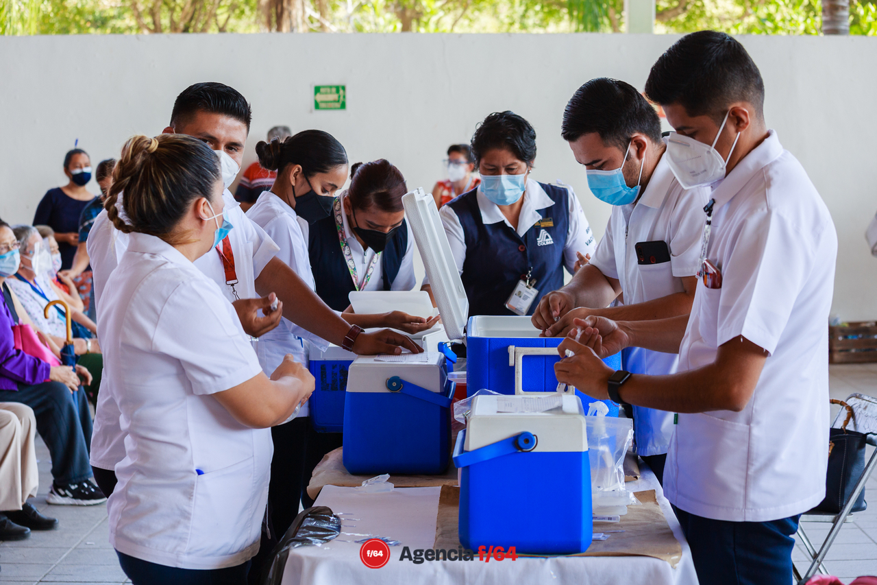 Enfermeras y enfermeros del sector Salud del Estado de Colima que han trabajado en la vacunación contra COVID-19.