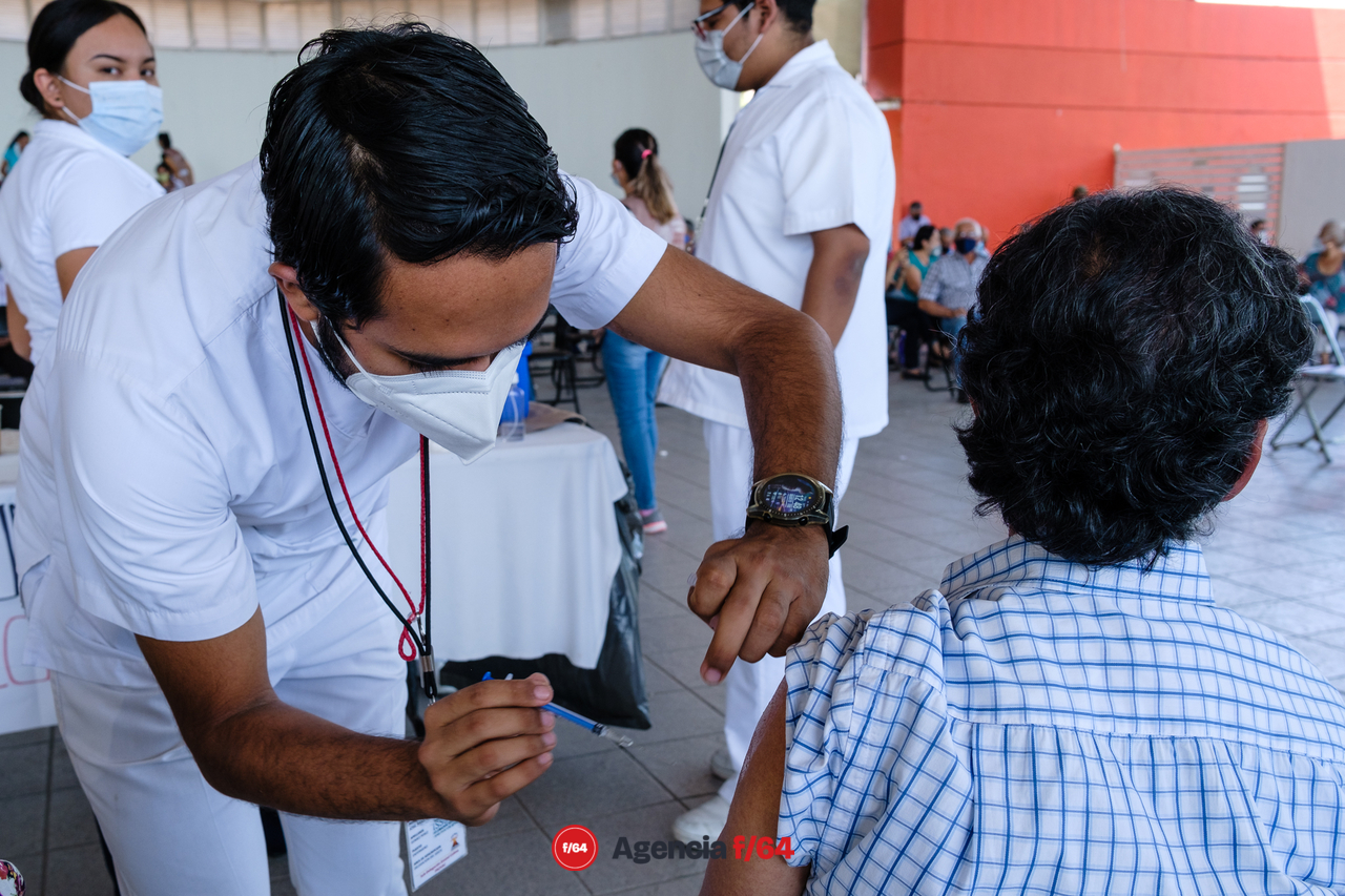 Enfermeras y enfermeros del sector Salud del Estado de Colima que han trabajado en la vacunación contra COVID-19.