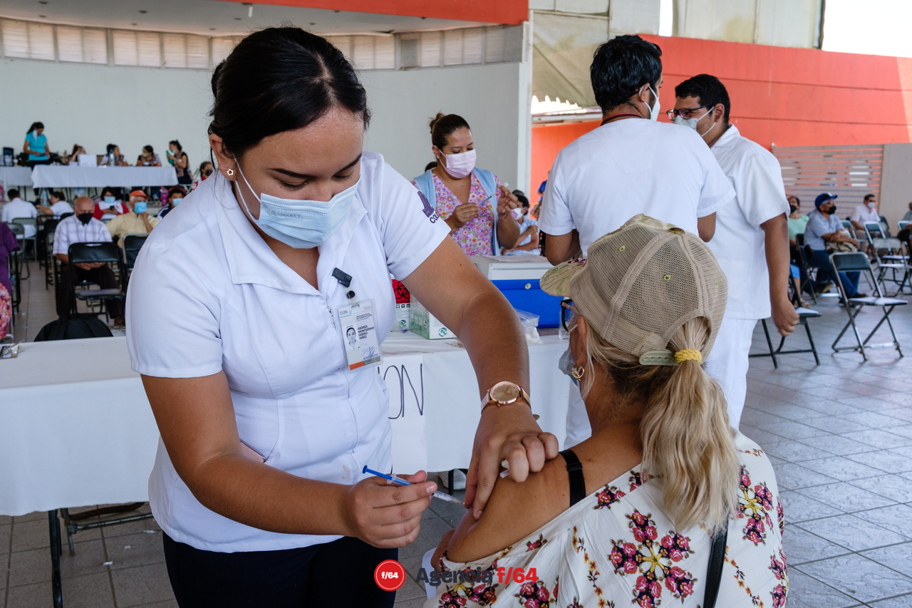 Enfermeras y enfermeros del sector Salud del Estado de Colima que han trabajado en la vacunación contra COVID-19.