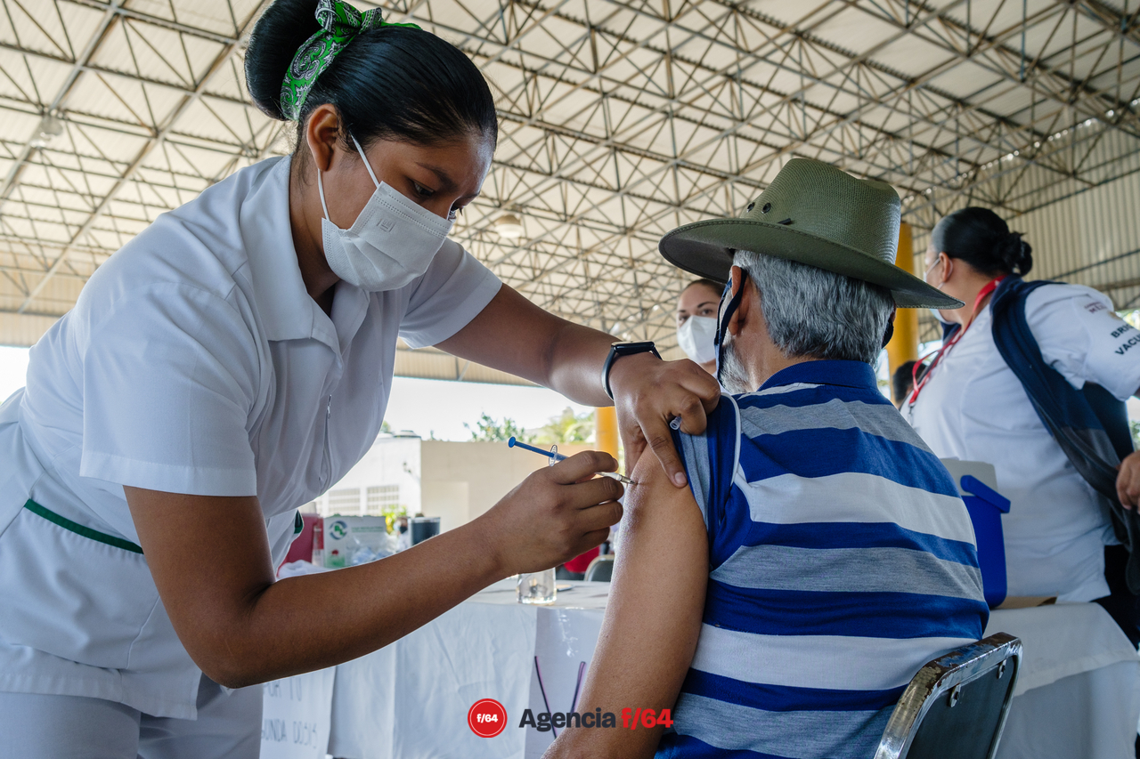 Enfermeras y enfermeros del sector Salud del Estado de Colima que han trabajado en la vacunación contra COVID-19.