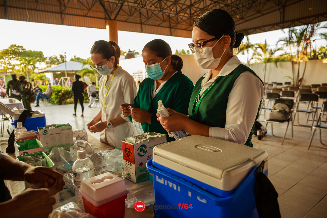 Enfermeras y enfermeros del sector Salud del Estado de Colima que han trabajado en la vacunación contra COVID-19.