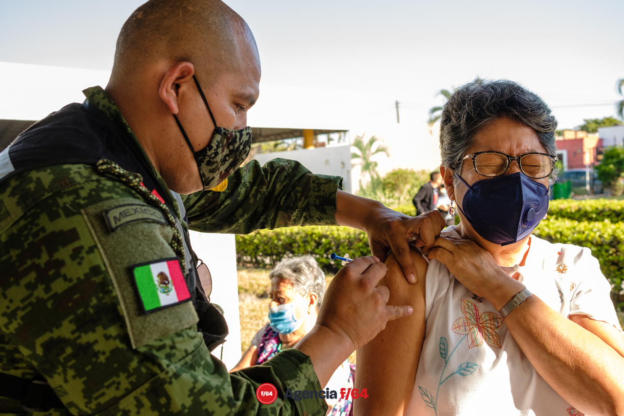 Enfermeras y enfermeros del sector Salud del Estado de Colima que han trabajado en la vacunación contra COVID-19.