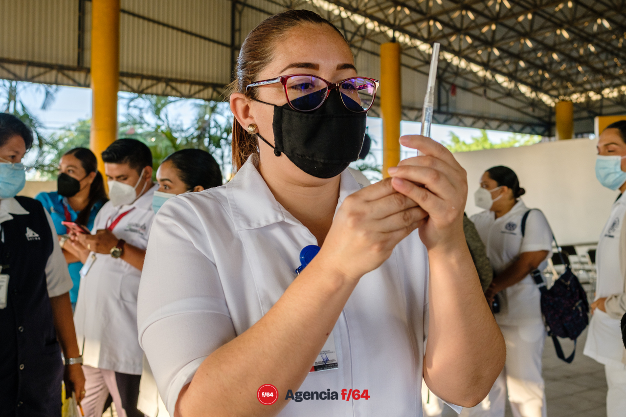 Enfermeras y enfermeros del sector Salud del Estado de Colima que han trabajado en la vacunación contra COVID-19.