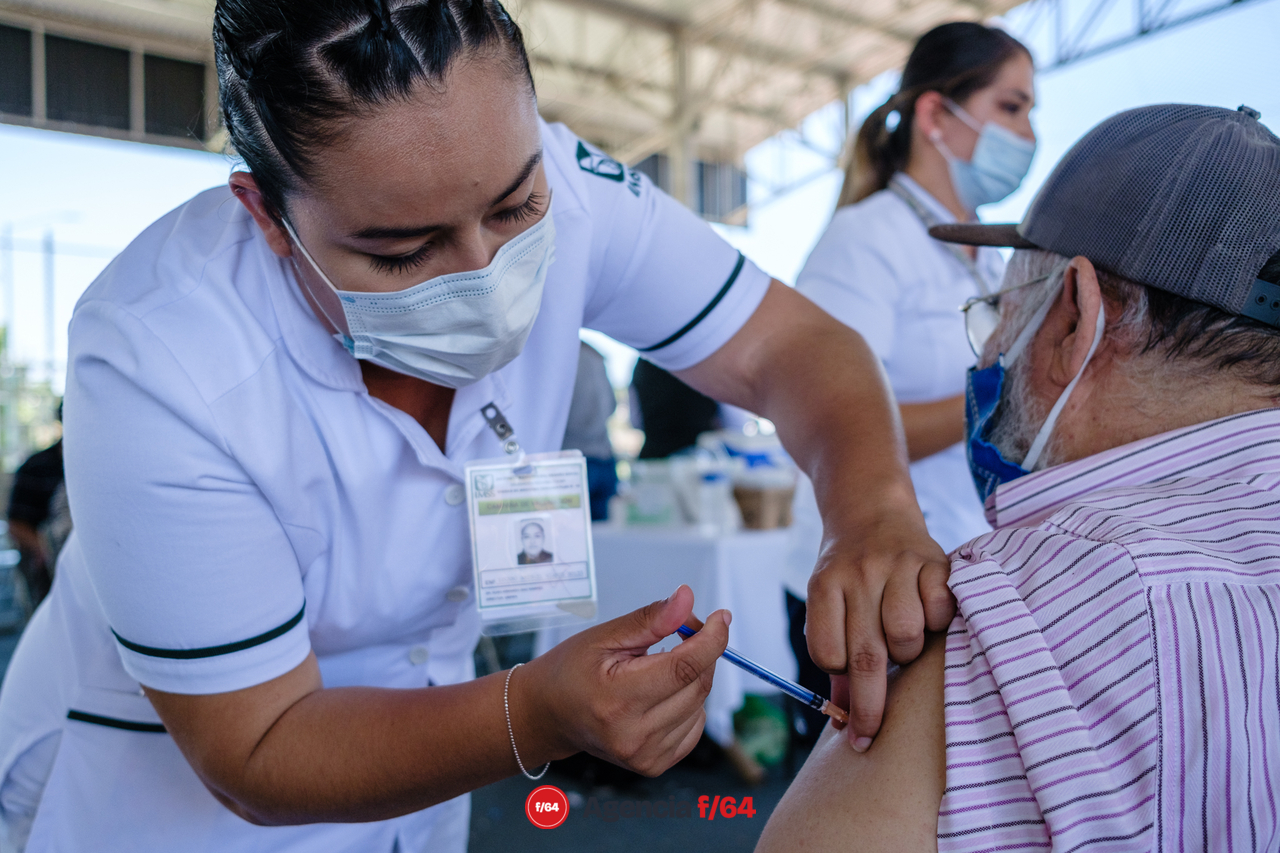 Enfermeras y enfermeros del sector Salud del Estado de Colima que han trabajado en la vacunación contra COVID-19.