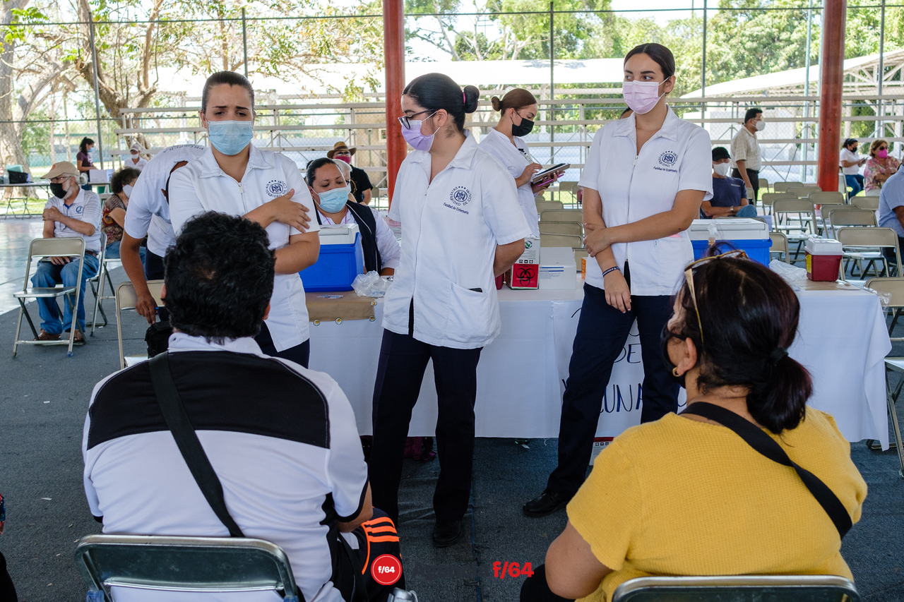 Enfermeras y enfermeros del sector Salud del Estado de Colima que han trabajado en la vacunación contra COVID-19.
