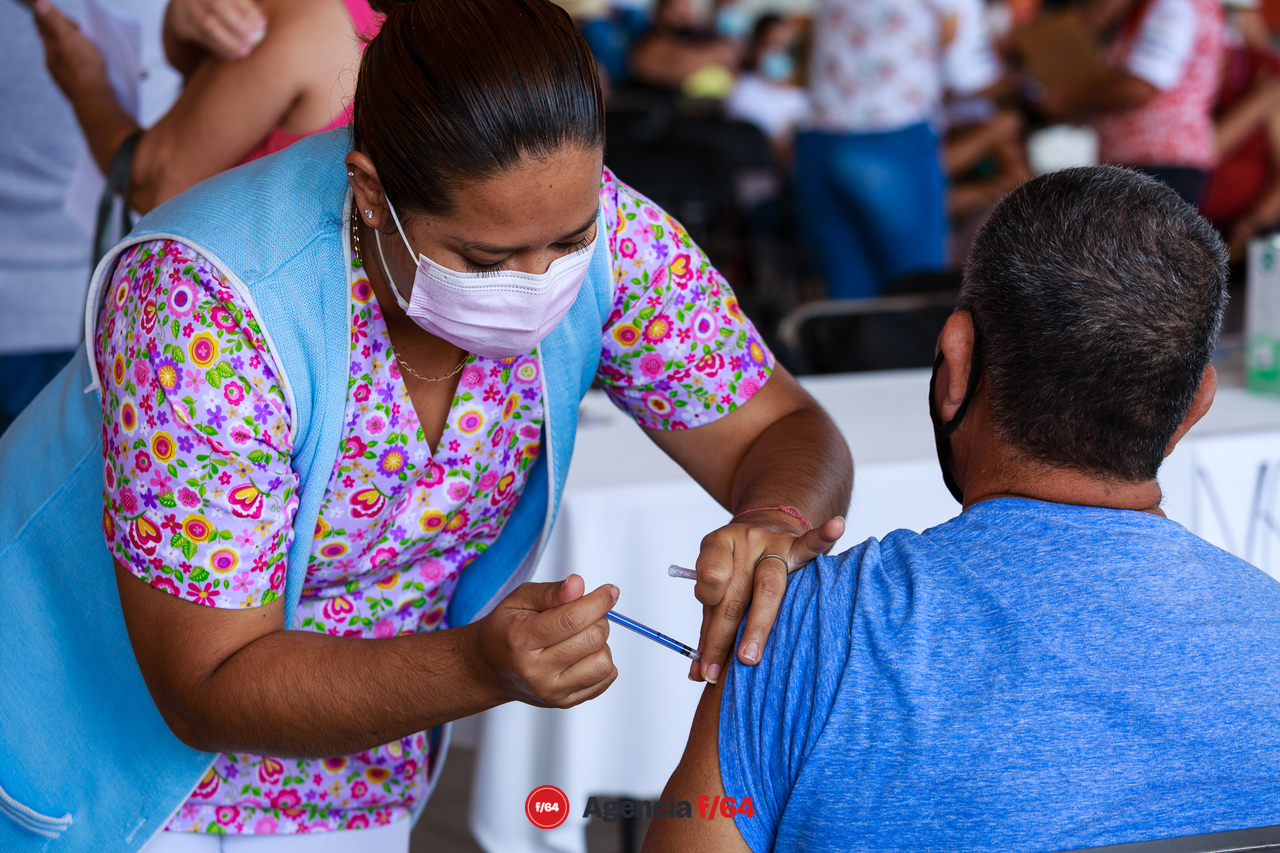 Enfermeras y enfermeros del sector Salud del Estado de Colima que han trabajado en la vacunación contra COVID-19.