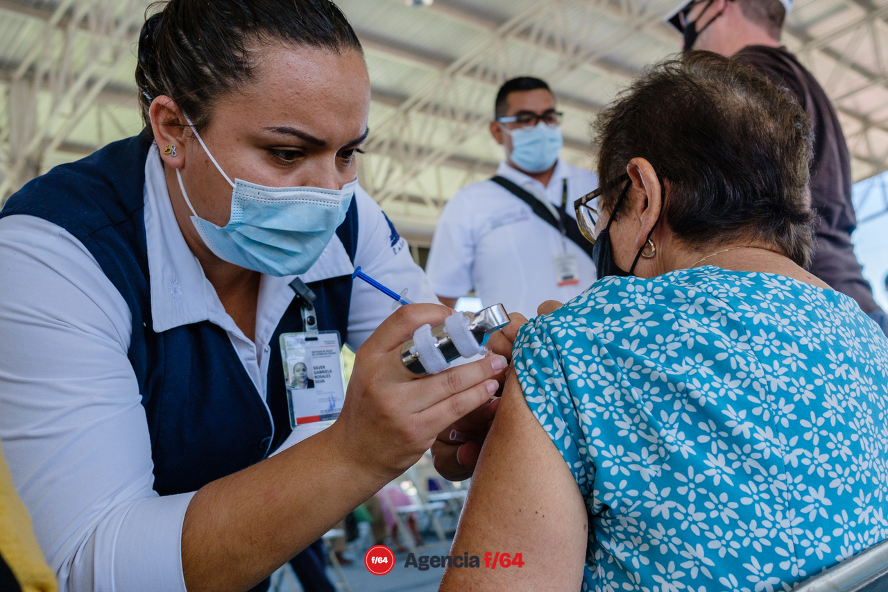 Enfermeras y enfermeros del sector Salud del Estado de Colima que han trabajado en la vacunación contra COVID-19.