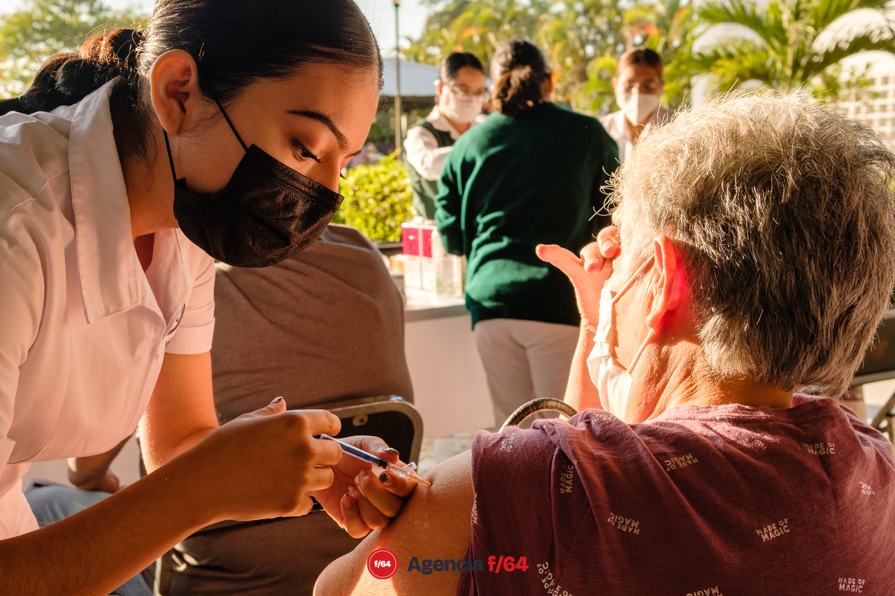 Enfermeras y enfermeros del sector Salud del Estado de Colima que han trabajado en la vacunación contra COVID-19.