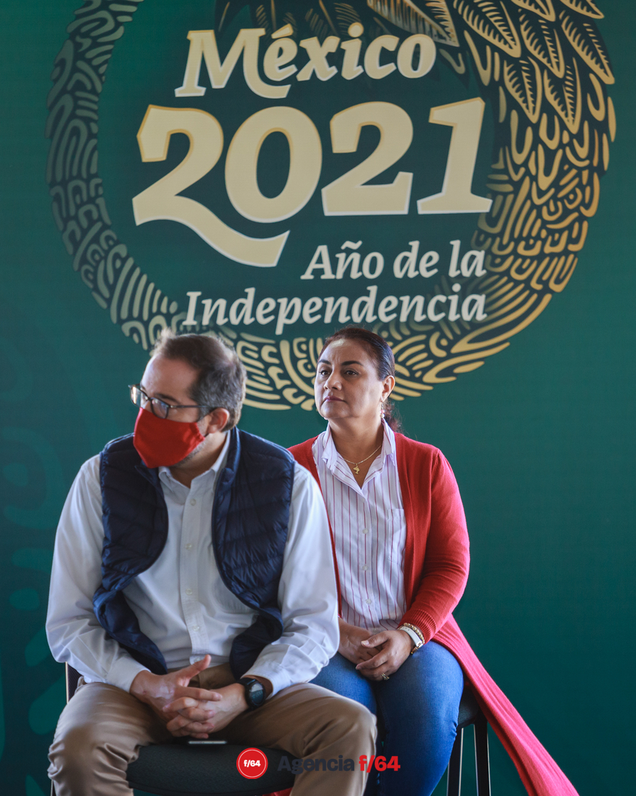 José Ignacio Peralta Sánchez, al fondo Griselda Martínez Martínez, Presidenta Municipal de Manzanillo.